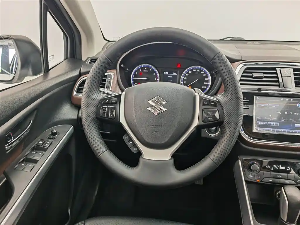 Suzuki Vitara 2017 — фото 11