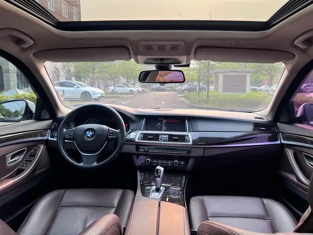 BMW 5 Series 2017 — фото 12