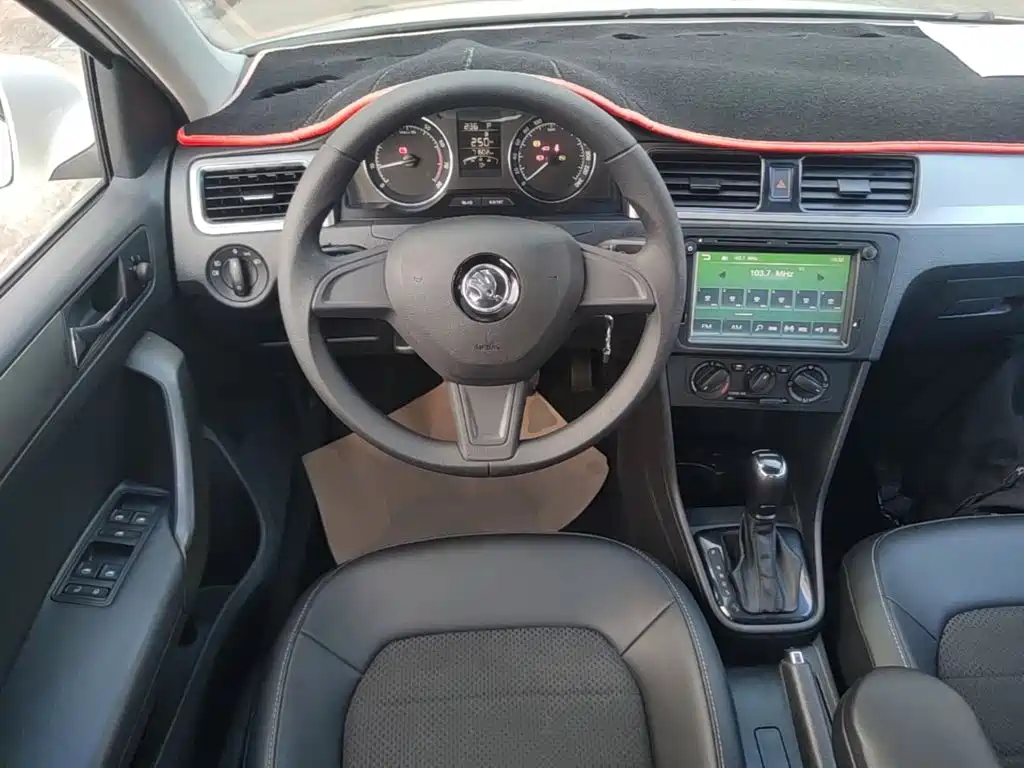 Skoda Rapid Spaceback 2017 — фото 11