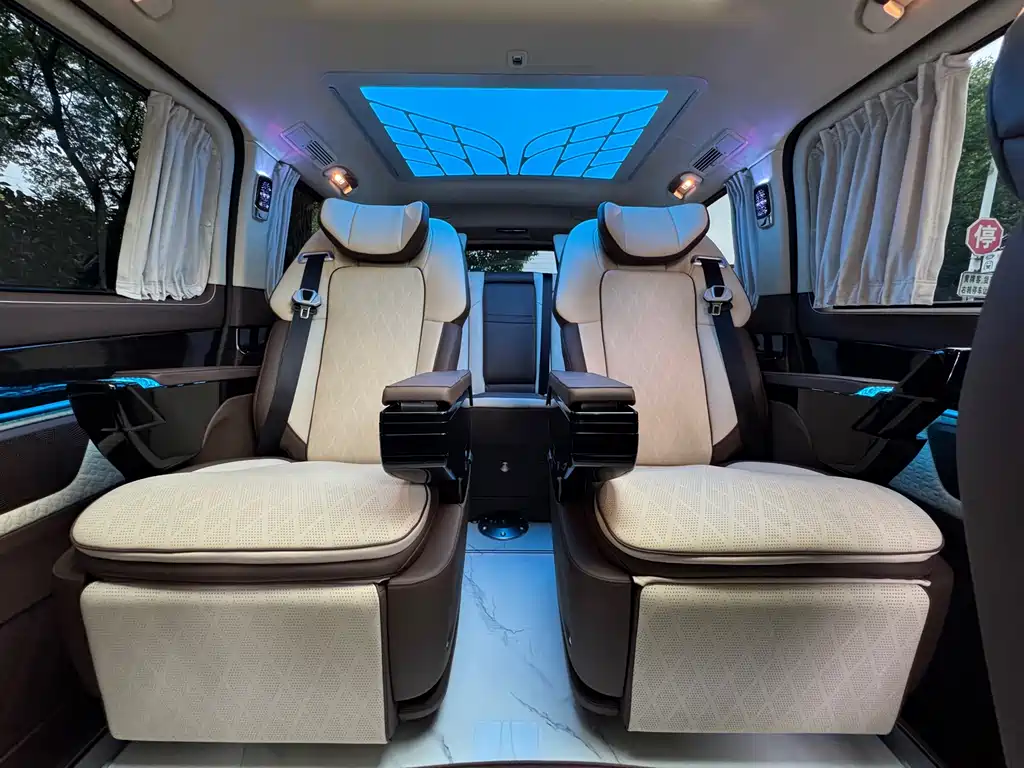 Mercedes-Benz V-Class 2019 — фото 15