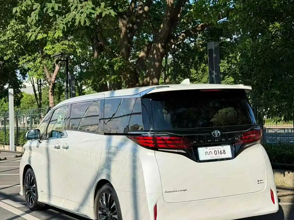 Toyota Alphard 2023 — фото 13