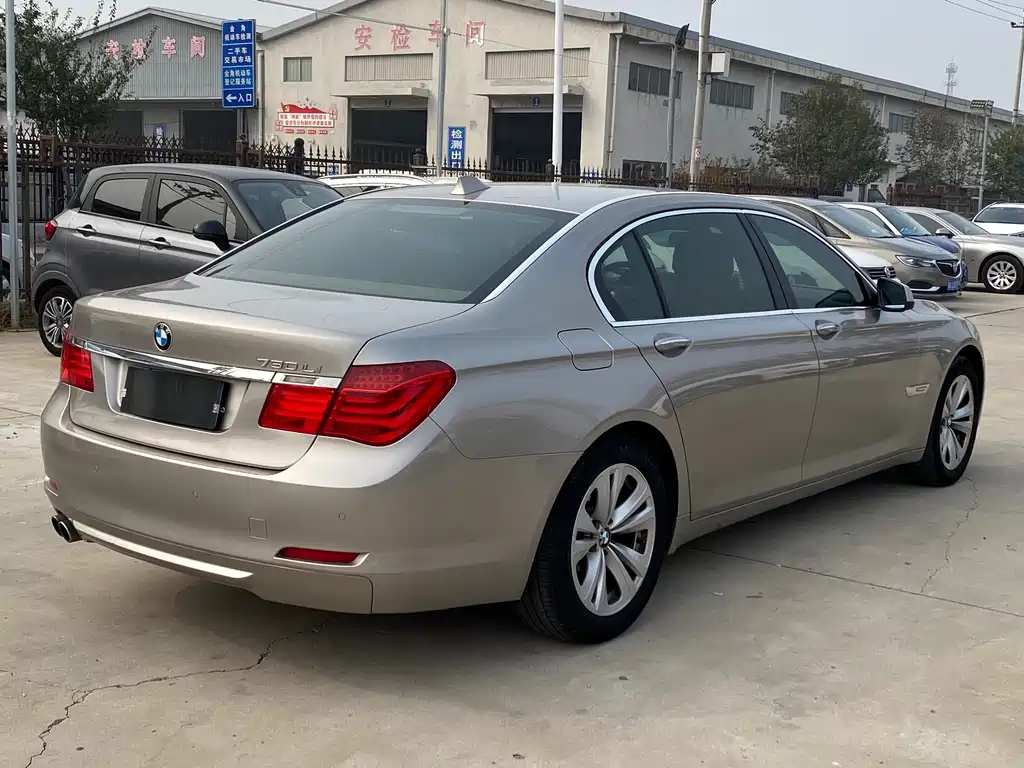 BMW 7 Series 2011 — фото 12