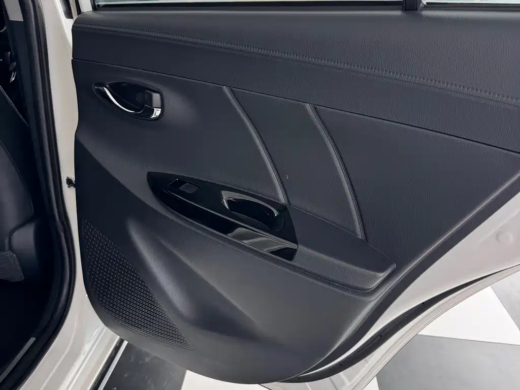 Toyota Yaris L 2022 — фото 14