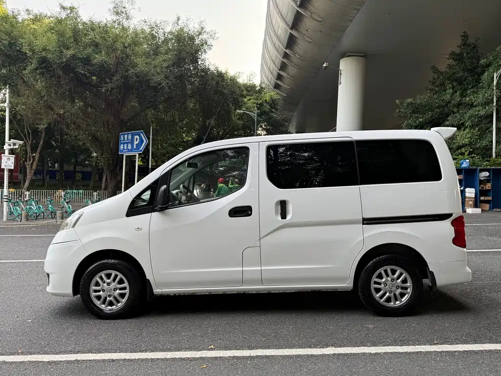 Nissan NV200 2017 — фото 18