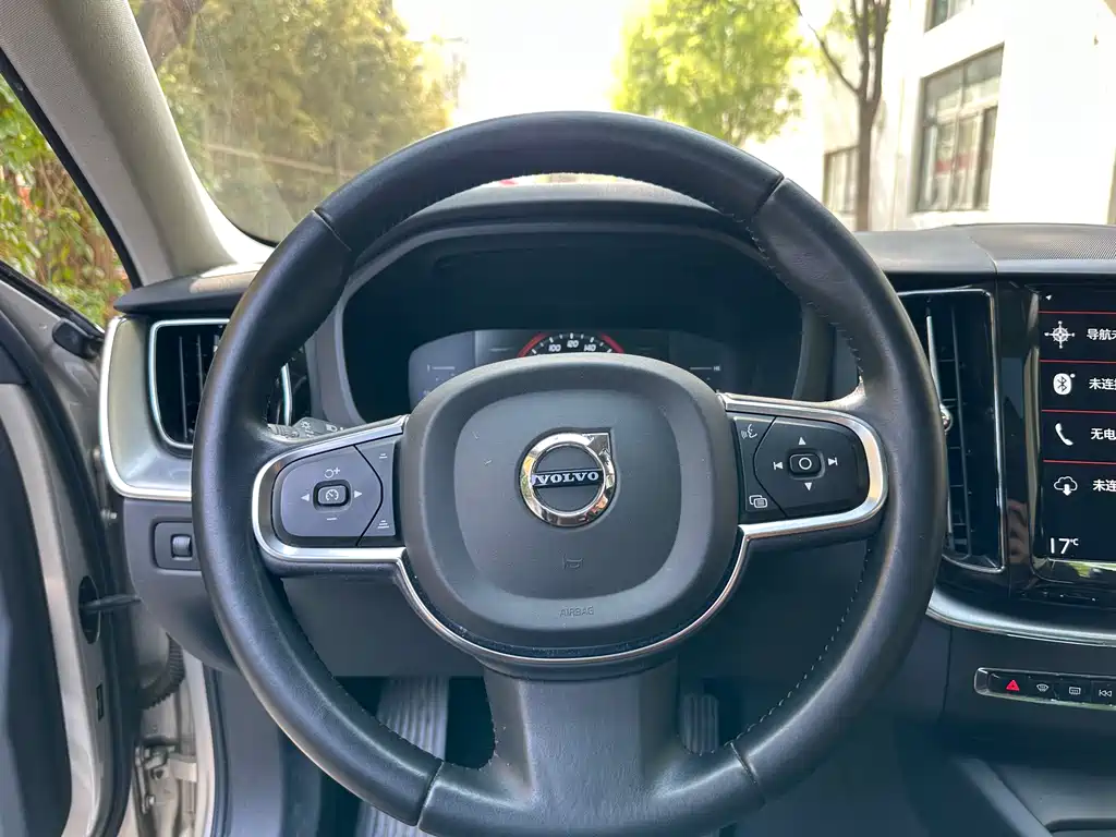Volvo XC60 2018 — фото 15