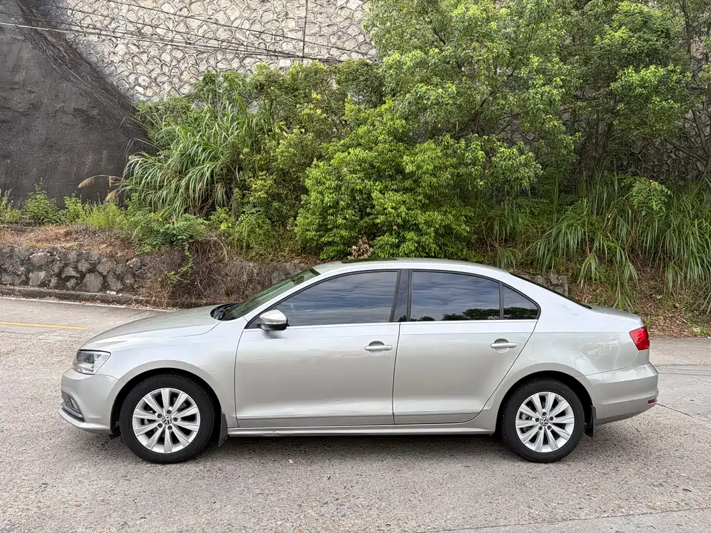 Volkswagen Sagitar 2015