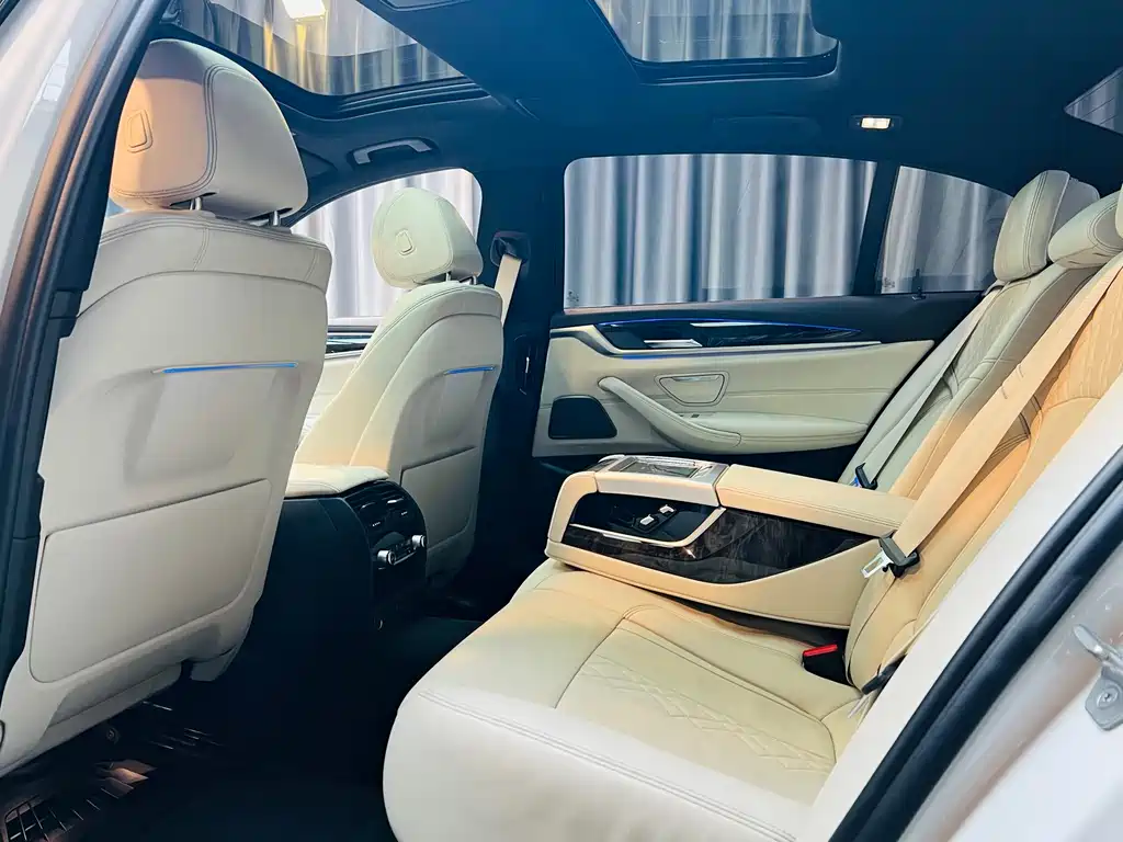 BMW 5 Series 2018 — фото 12