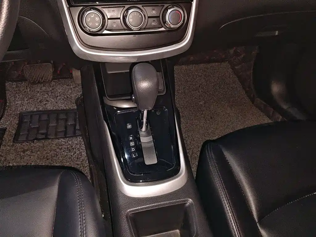 Nissan Tiida 2018 — фото 10