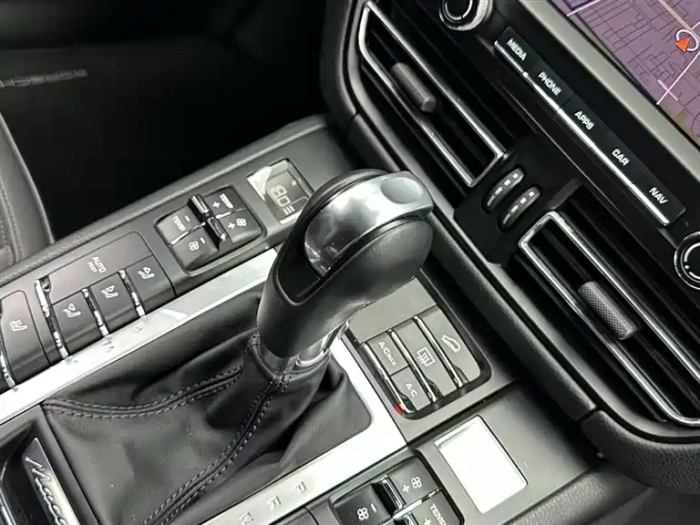 Porsche Macan 2020 — фото 10