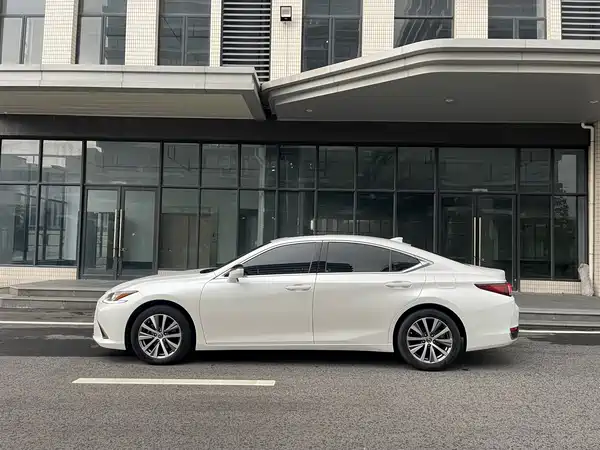 Lexus ES 2020