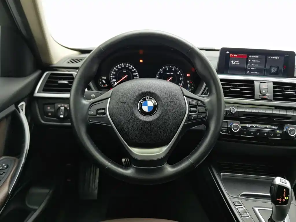 BMW 3 Series 2019 — фото 11