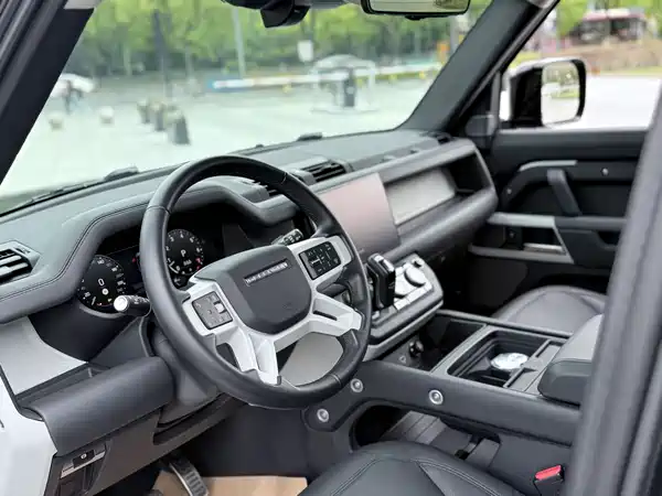 Land Rover Defender 2024