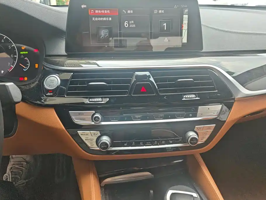 BMW 5 Series 2019 — фото 13