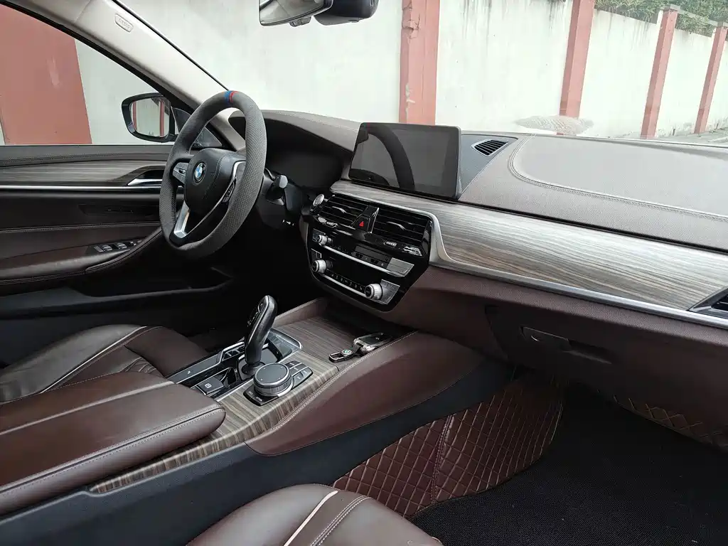 BMW 5 Series 2019 — фото 14