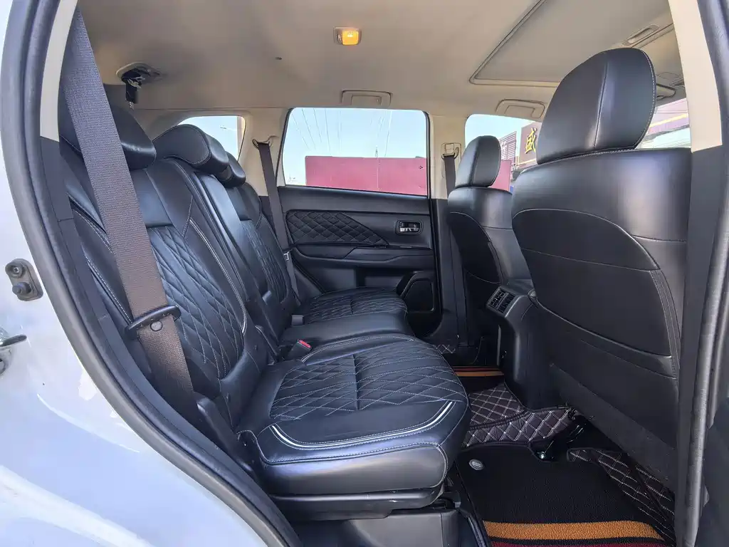 Mitsubishi Outlander 2021 — фото 13