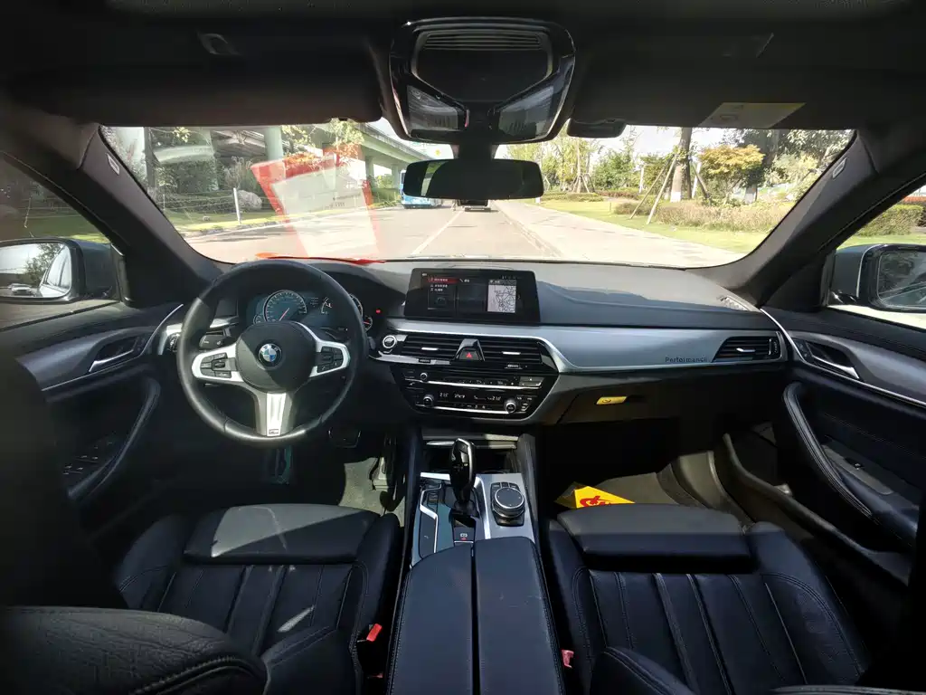 BMW 5 Series 2018 — фото 10
