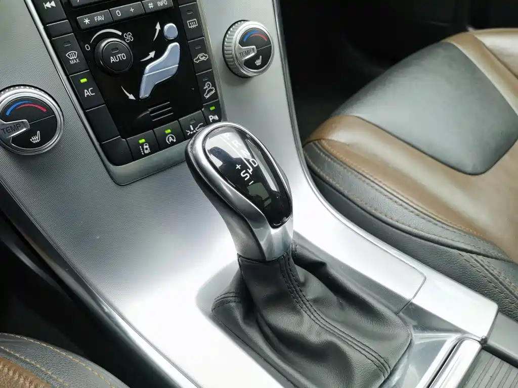 Volvo XC60 2016 — фото 13