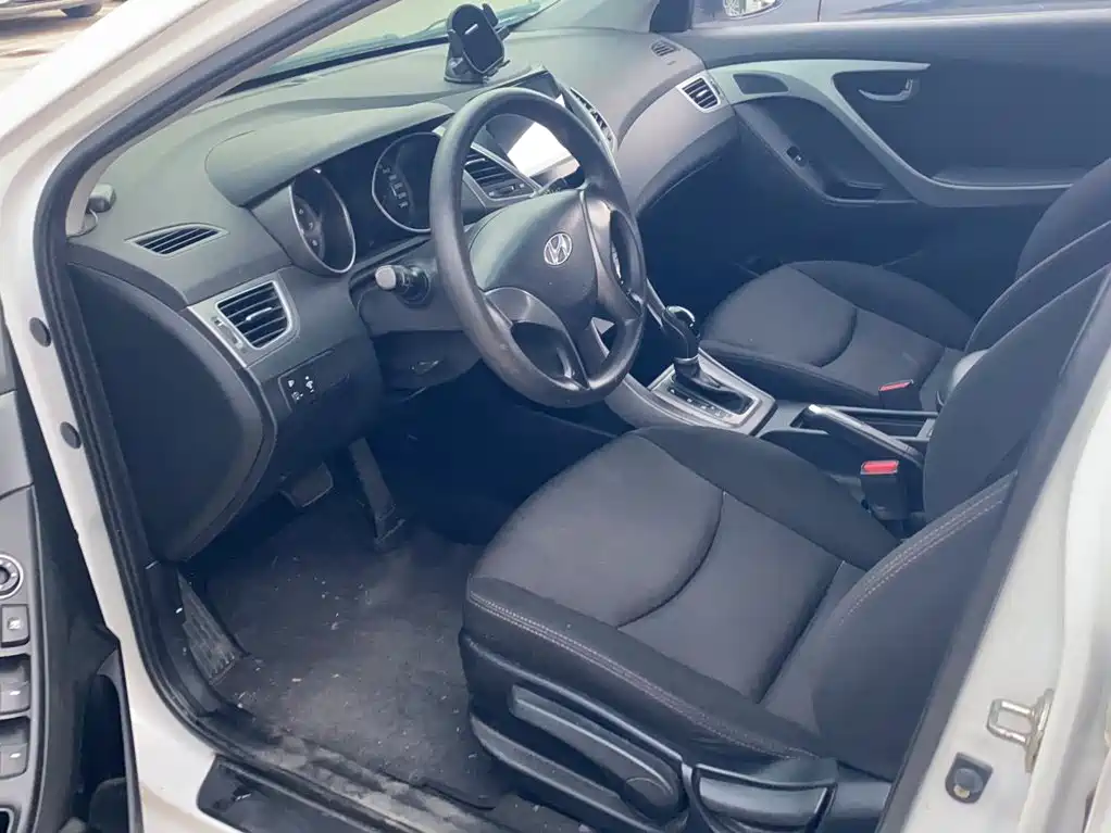 Hyundai Elantra 2017 — фото 12