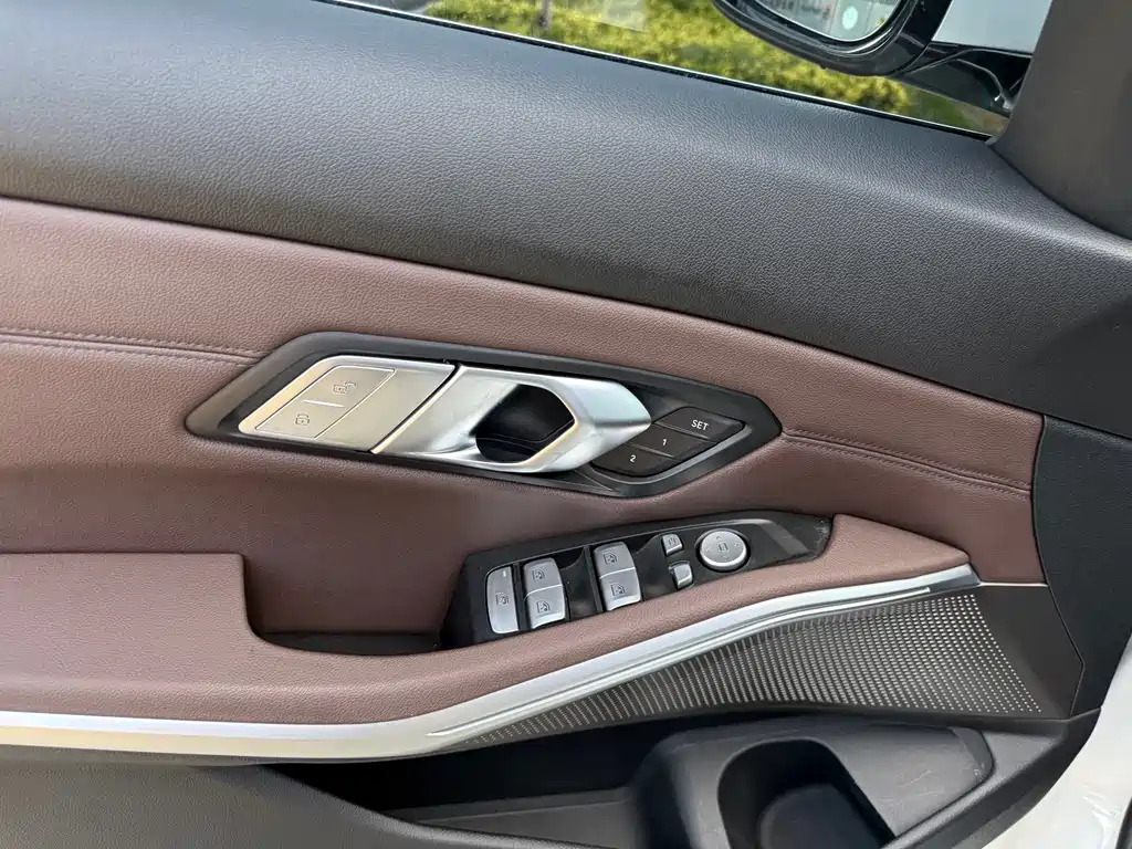 BMW 3 Series 2019 — фото 18