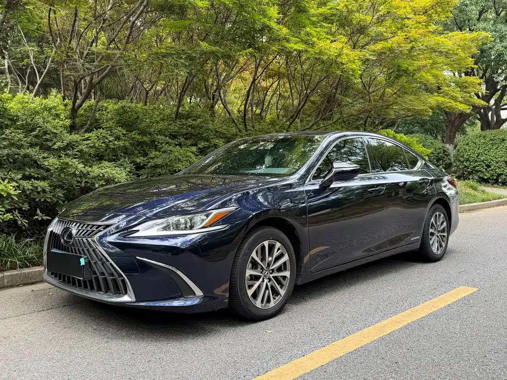 Lexus ES 2022 — фото 1