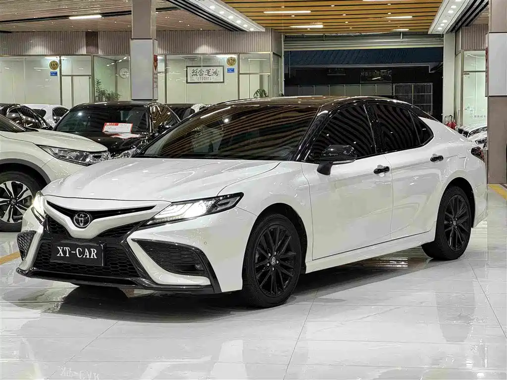 Toyota Camry 2023 — фото 1