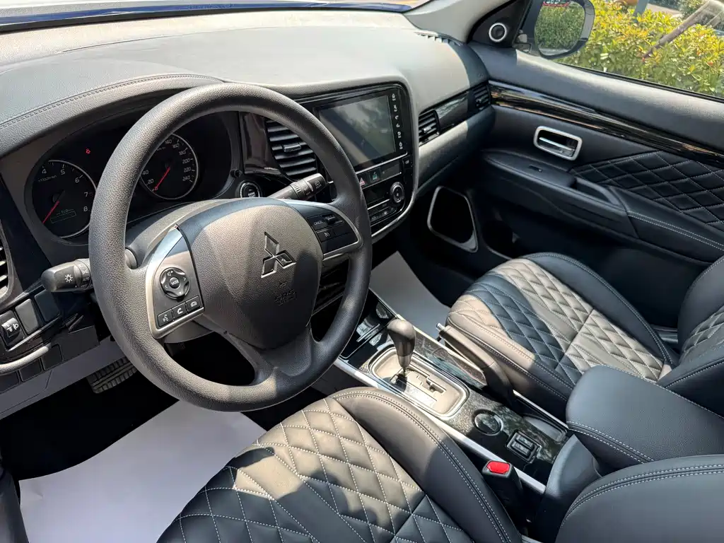 Mitsubishi Outlander 2022 — фото 14