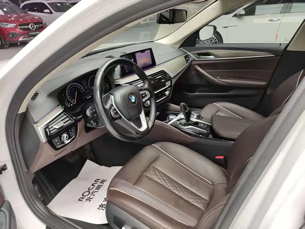 BMW 5 Series 2019 — фото 10