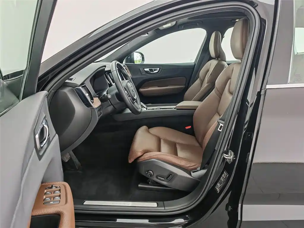 Volvo XC60 2021 — фото 10