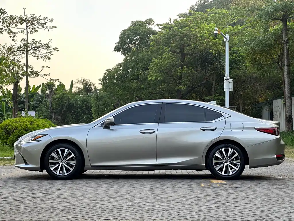 Lexus ES 2020 — фото 12