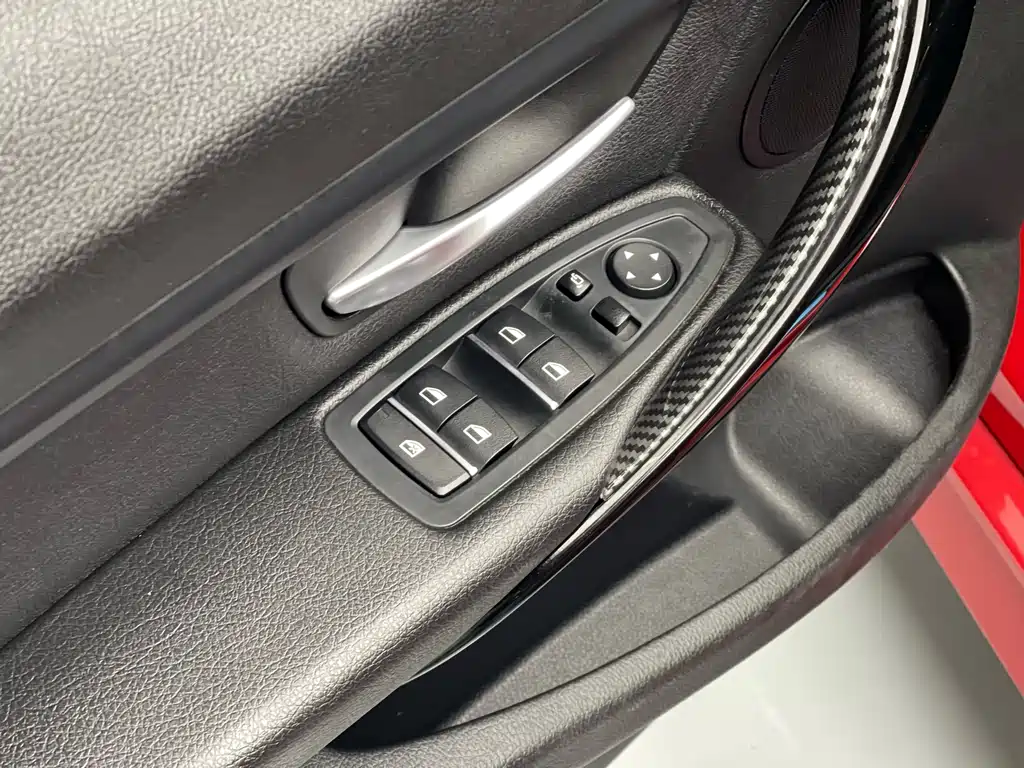 BMW 3 Series 2018 — фото 26