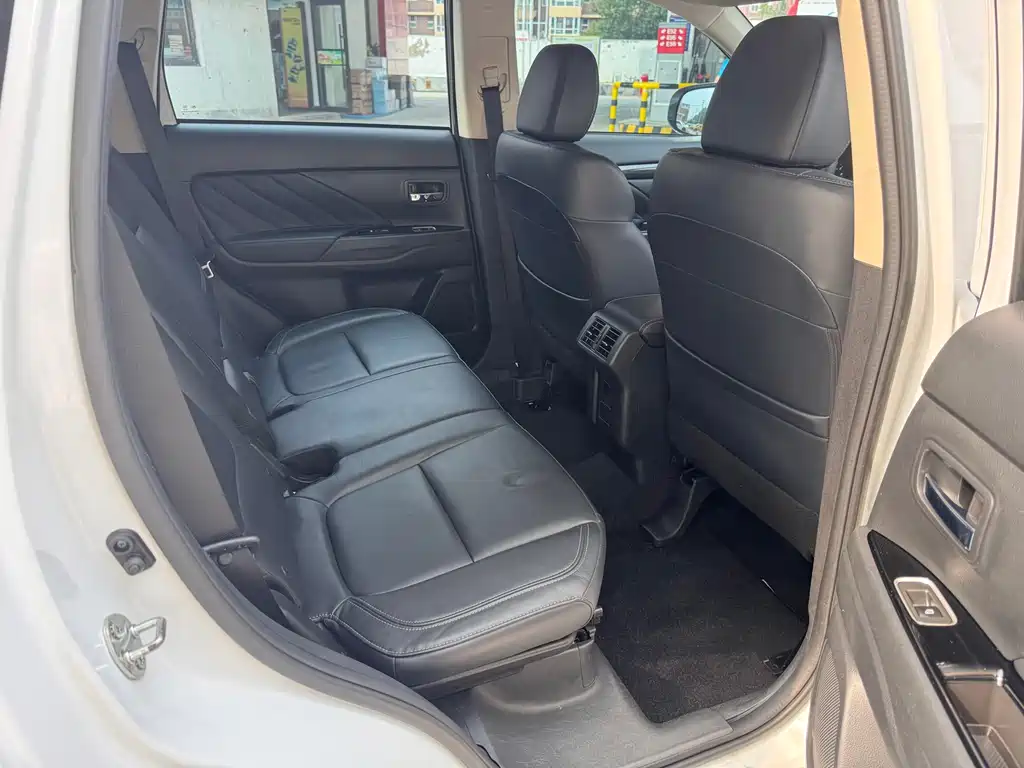 Mitsubishi Outlander 2020 — фото 14