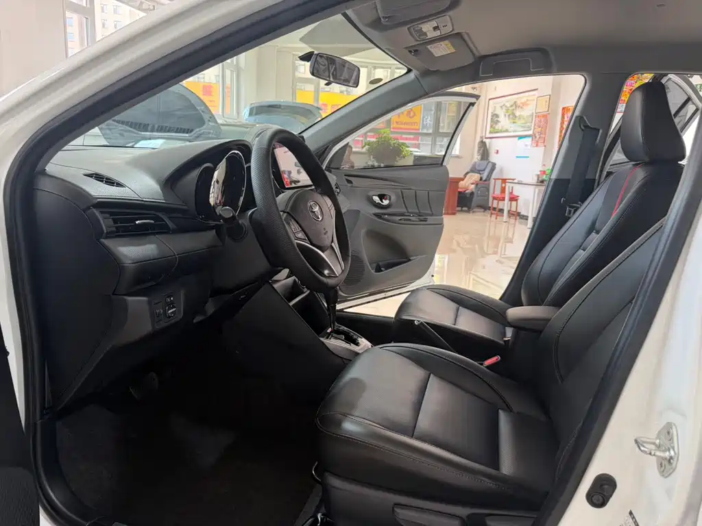 Toyota Yaris L 2023 — фото 8