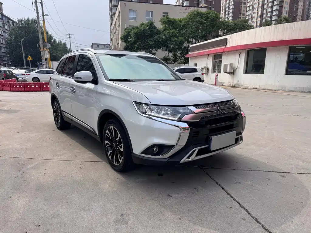 Mitsubishi Outlander 2020 — фото 3