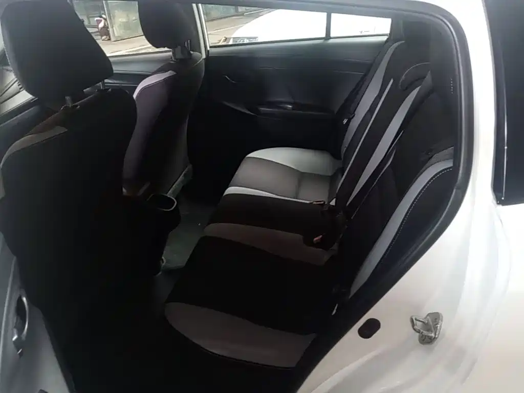 Toyota Yaris L 2020 — фото 17