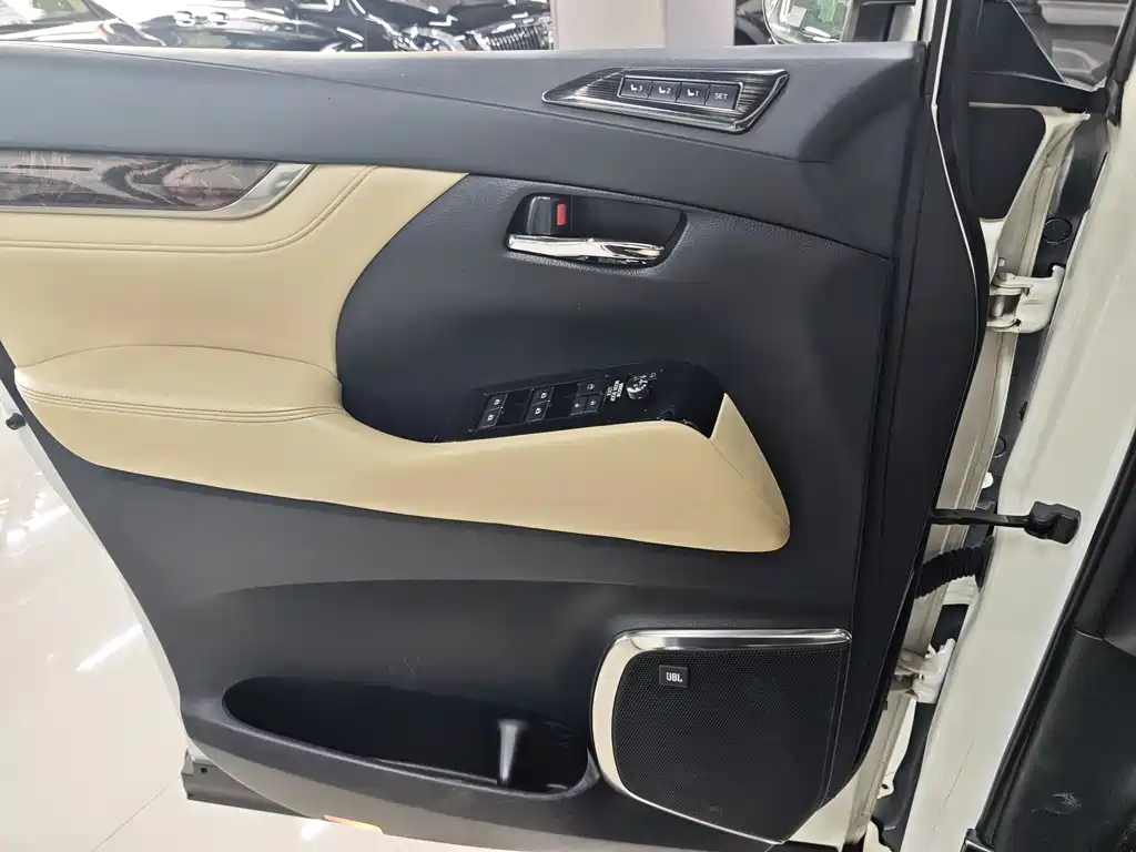 Toyota Alphard 2019 — фото 13