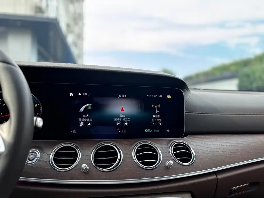 Mercedes-Benz E-Class 2023 — фото 18