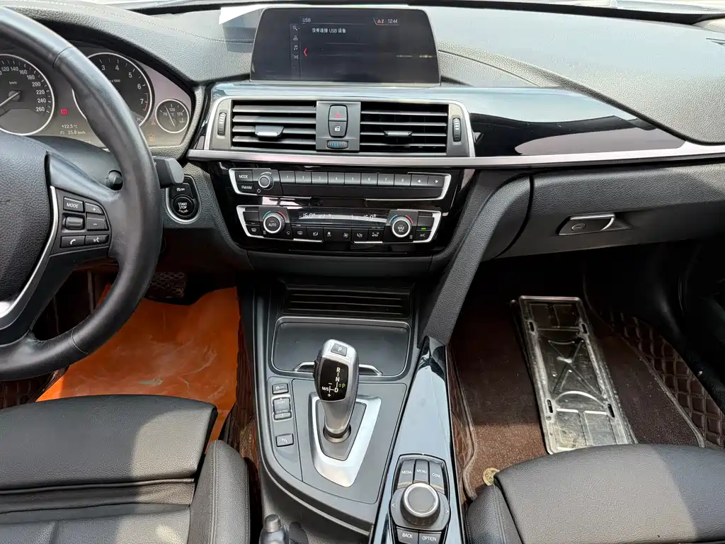 BMW 3 Series 2018 — фото 13