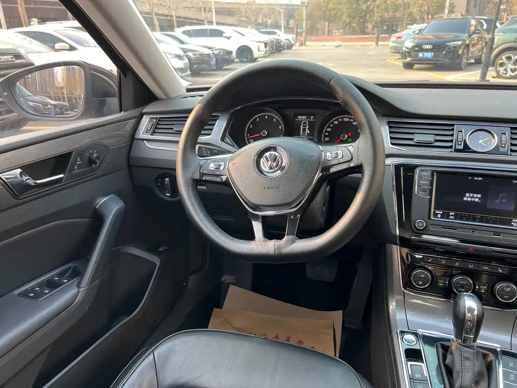 Volkswagen Passat 2018 — фото 16