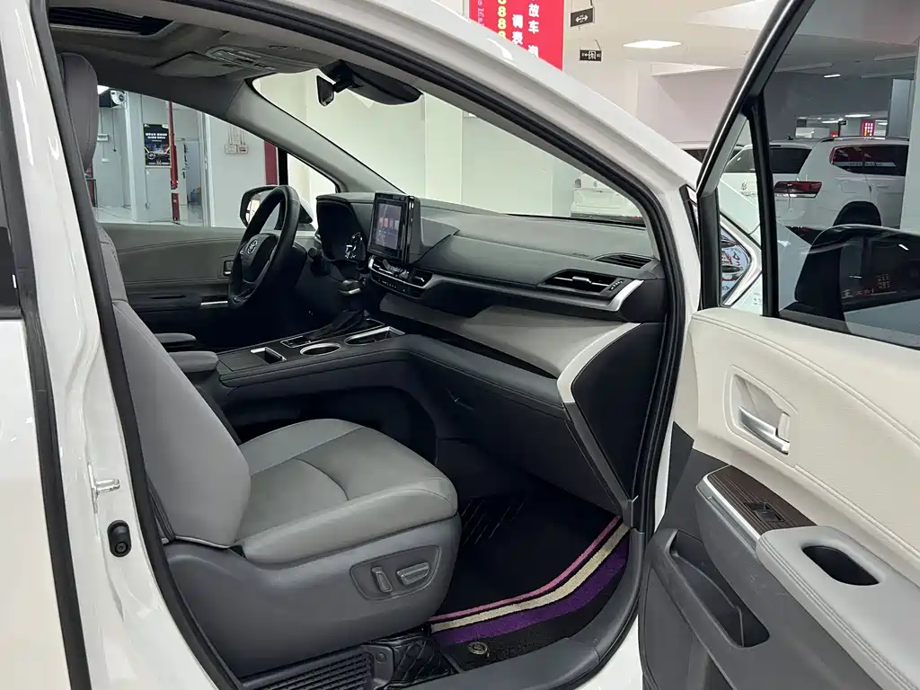 Toyota Sienna 2023 — фото 10