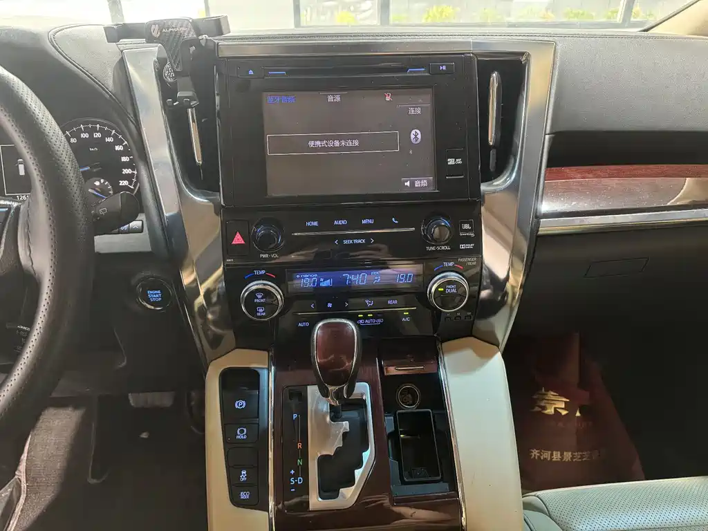 Toyota Alphard 2017 — фото 11