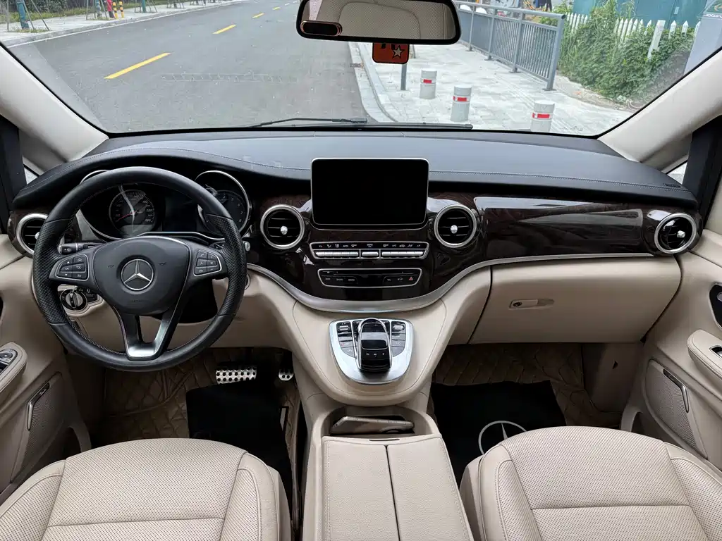 Mercedes-Benz V-Class 2017 — фото 14