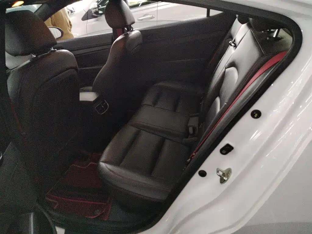 Hyundai Elantra 2019 — фото 16