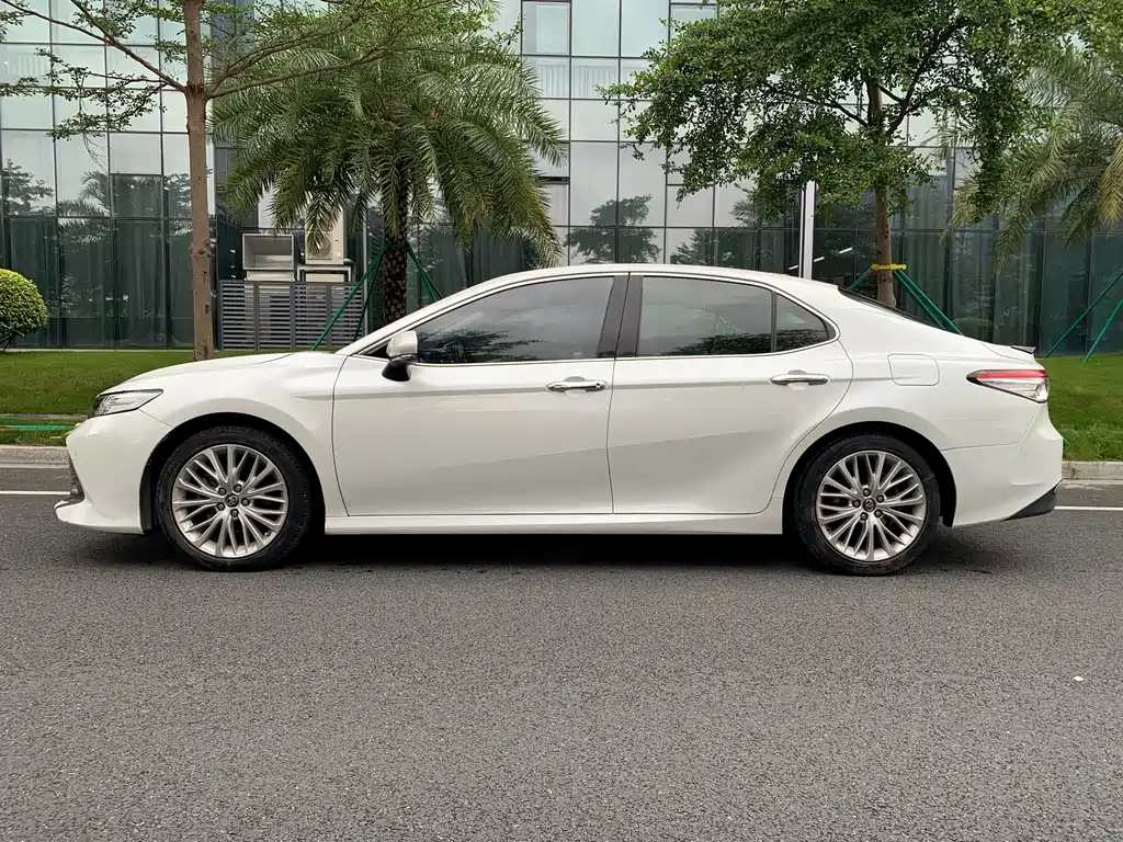 Toyota Camry 2020 — фото 7