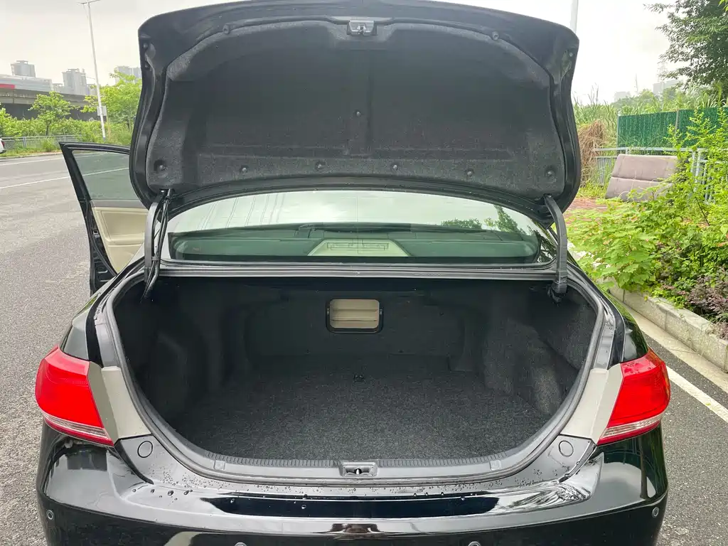 Toyota Camry 2010 — фото 24