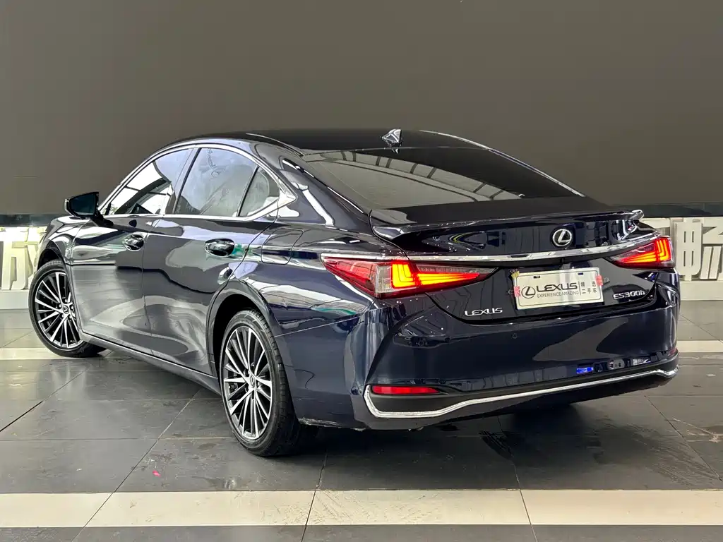 Lexus ES 2024