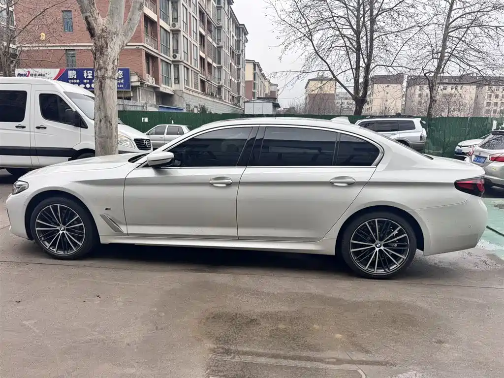 BMW 5 Series 2022 — фото 9