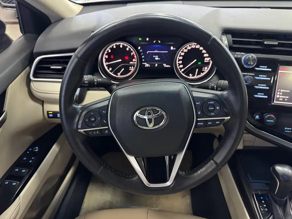 Toyota Camry 2018 — фото 9