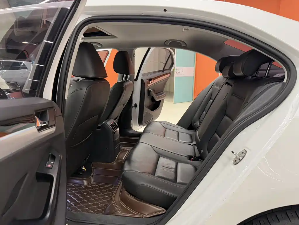 Volkswagen Sagitar 2018