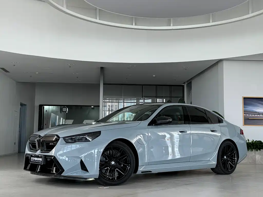 BMW M5 New Energy — фото 1