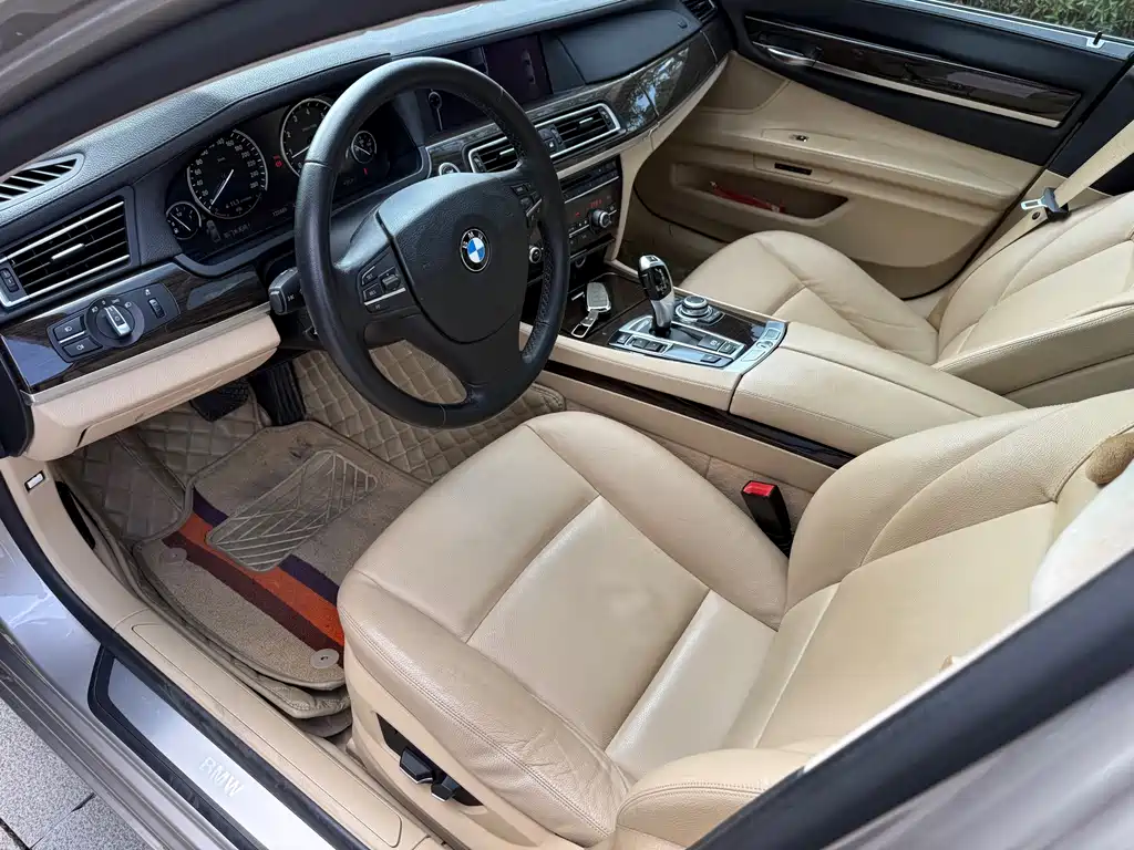 BMW 7 Series 2011 — фото 10